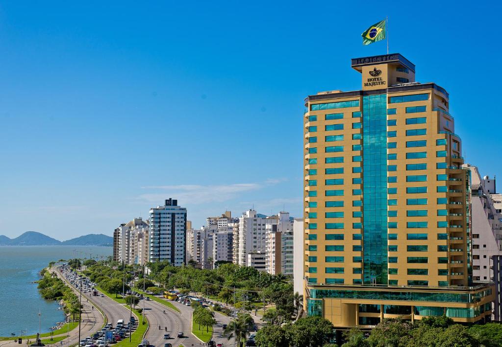 Majestic Palace Hotel na Beira-Mar Norte, com a Baía Norte ao lado